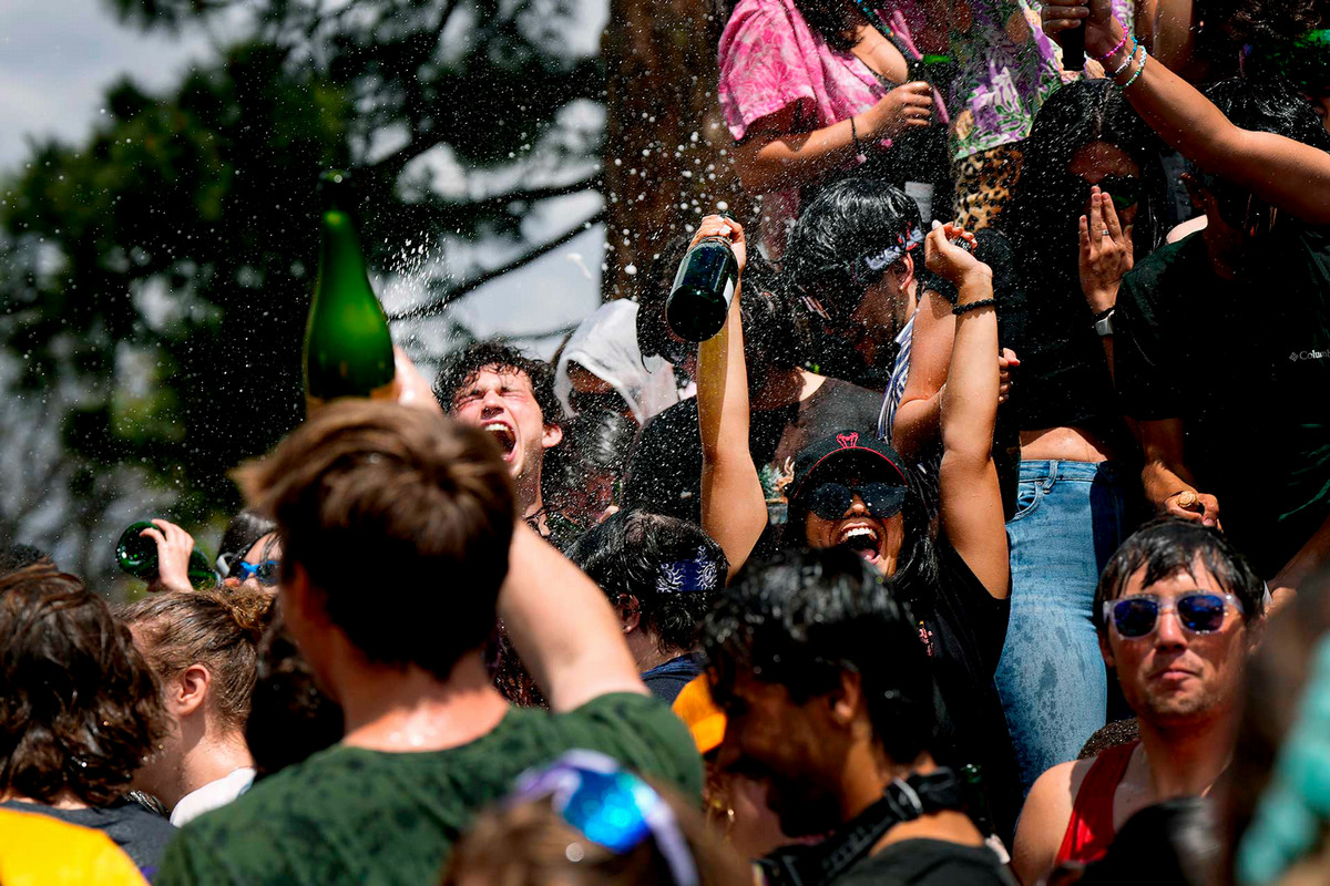 Continuing the CC tradition, the Class of 2024 celebrated their graduation with Champagne Showers on Worner Quad. Photos by Jamie Cotten