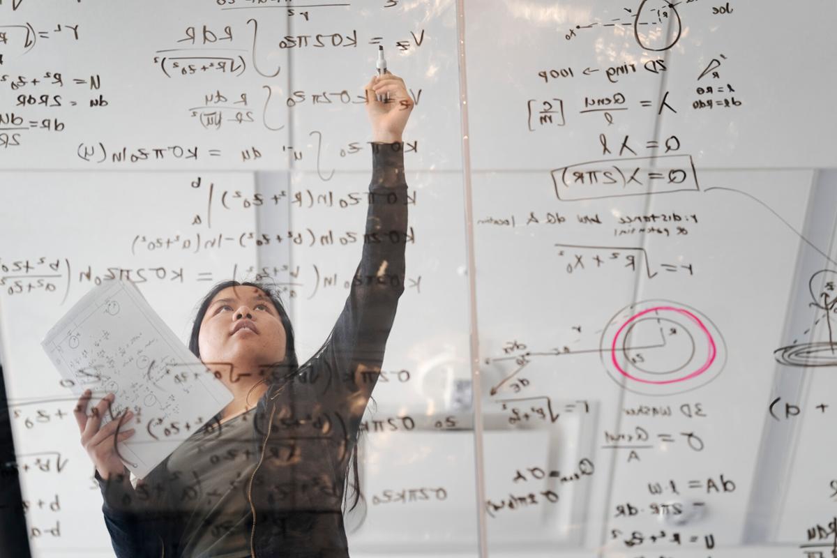 Sophia Gaal ’25 works on her physics class, electricity and magnetism.
