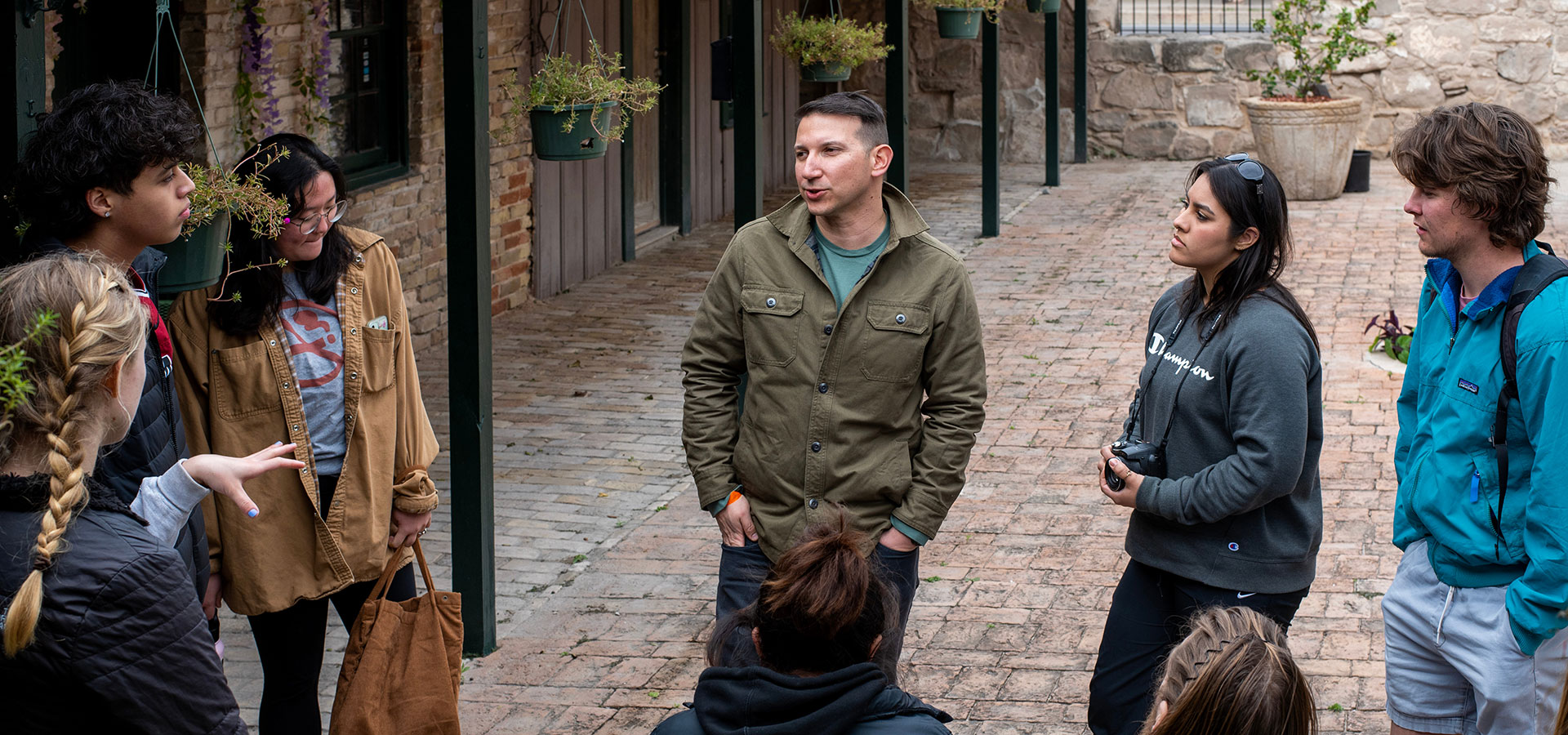 Professor Guerra teaches his class, Borders and Borderlands as part of an immersive experience to learn about US-Mexico border relations, border culture, and border life on Friday, February 17th, 2022. Photo by Erin Mullins ‘24 / Colorado College