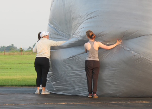 Fransiska Dannemen Dugick '15 and Nora Wynn '22 preparing for a baloon launch