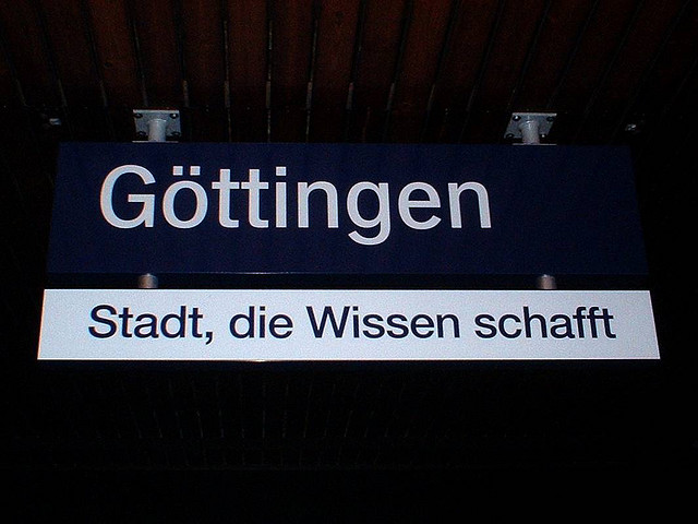Ein Schild im Bahnhof Bild von Flickr: maha-online <span class="cc-gallery-credit"></span>