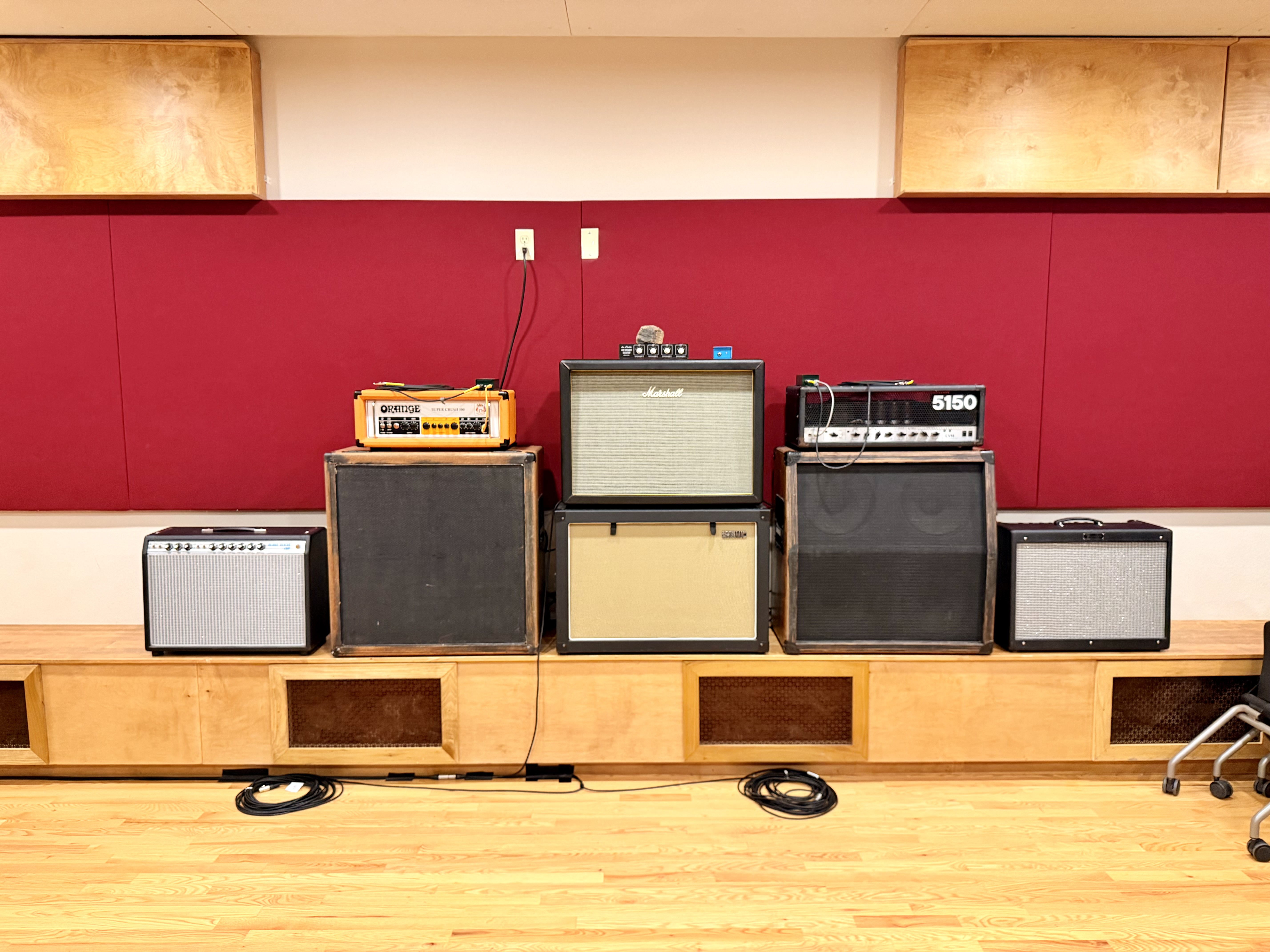 live_room_6_amps