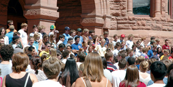 Under the bright August sun, new Tigers gathered in front of Palmer Hall before the first-year class photo.