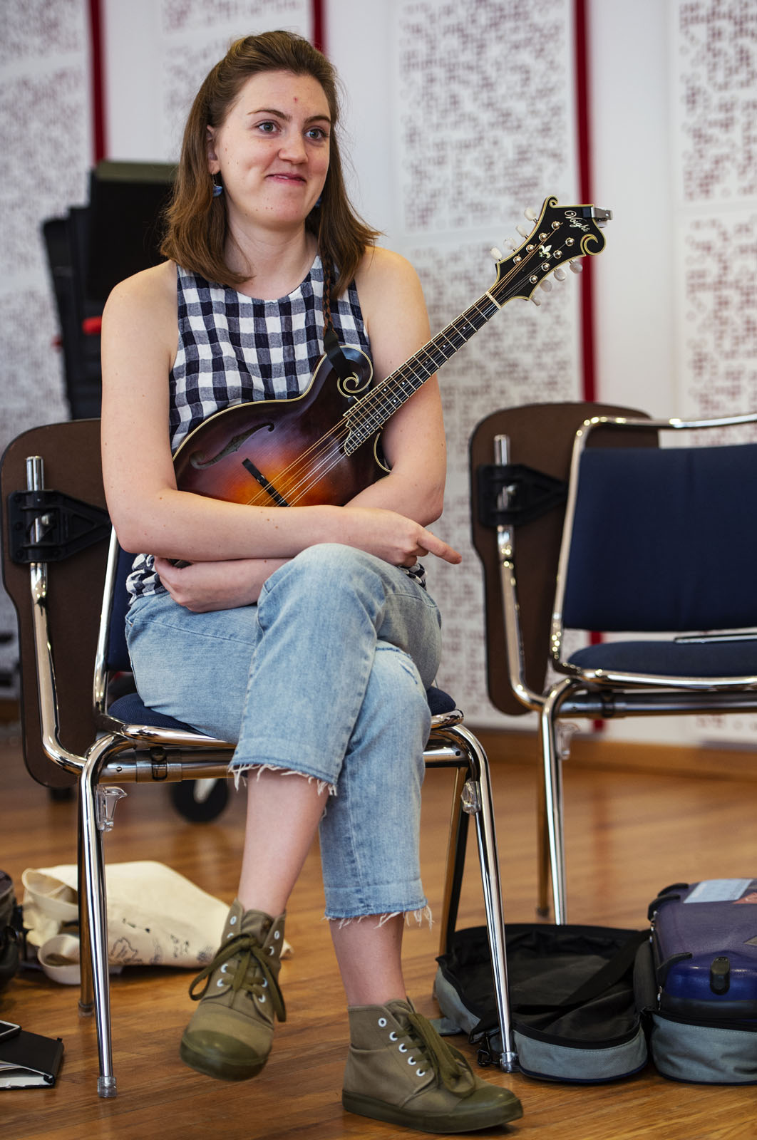 Nicole Pey ’15 holds her mandolin while listening to her instructor Sierra Hull speak during the Bluegrass Workshop in Packard Hall on June 26, 2018.