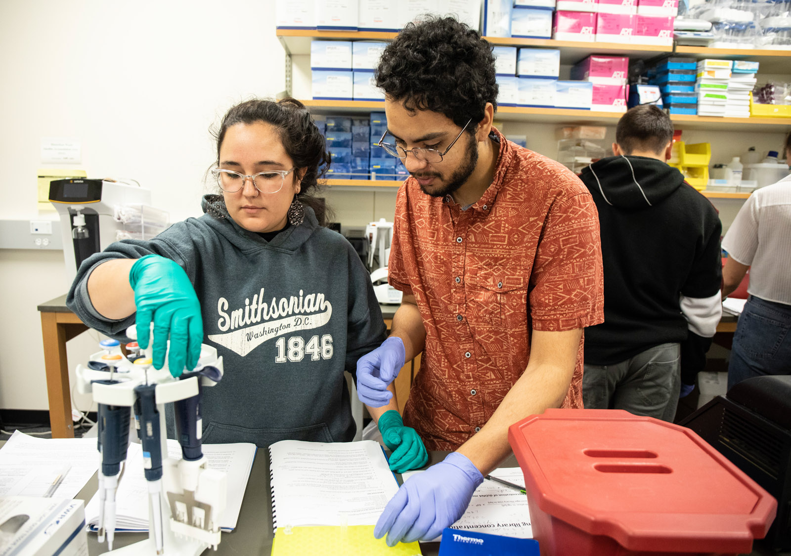 Sara Hanson’s MB350 Laboratory in Genomics course visited the University of Colorado-Boulder’s BioFrontiers Sequencing Core Facility to complete the preparation of samples and load them into sequencing equipment. <strong>Kristie Shirley ’20</strong> and <strong>Pedro Tirado Velez ’20</strong> work on their team data before putting it through a sequencing processor.