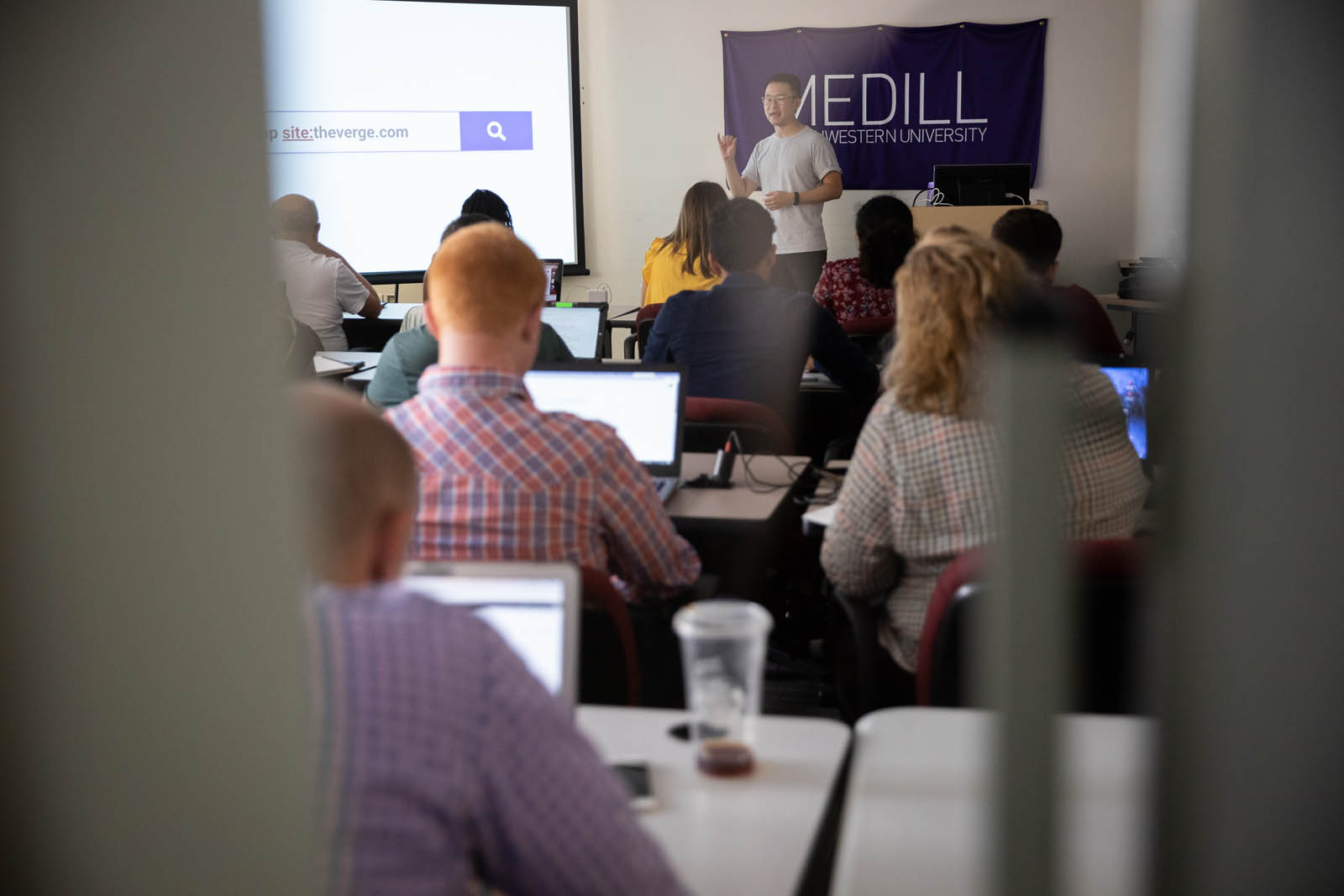 Introduction to Journalism students attend an SPJ Google training session led by Frank Bi at Northwestern University’s Washington Newsroom in Washington, DC, June 21, 2019. Photo by Lydia Thompson.