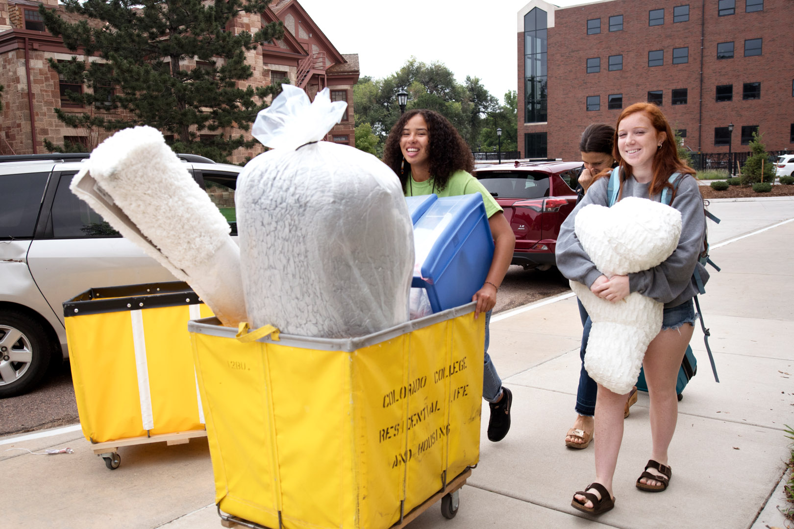 First-year students move into their residence halls. Photo by <strong>Vivian Nguyen '20</strong>