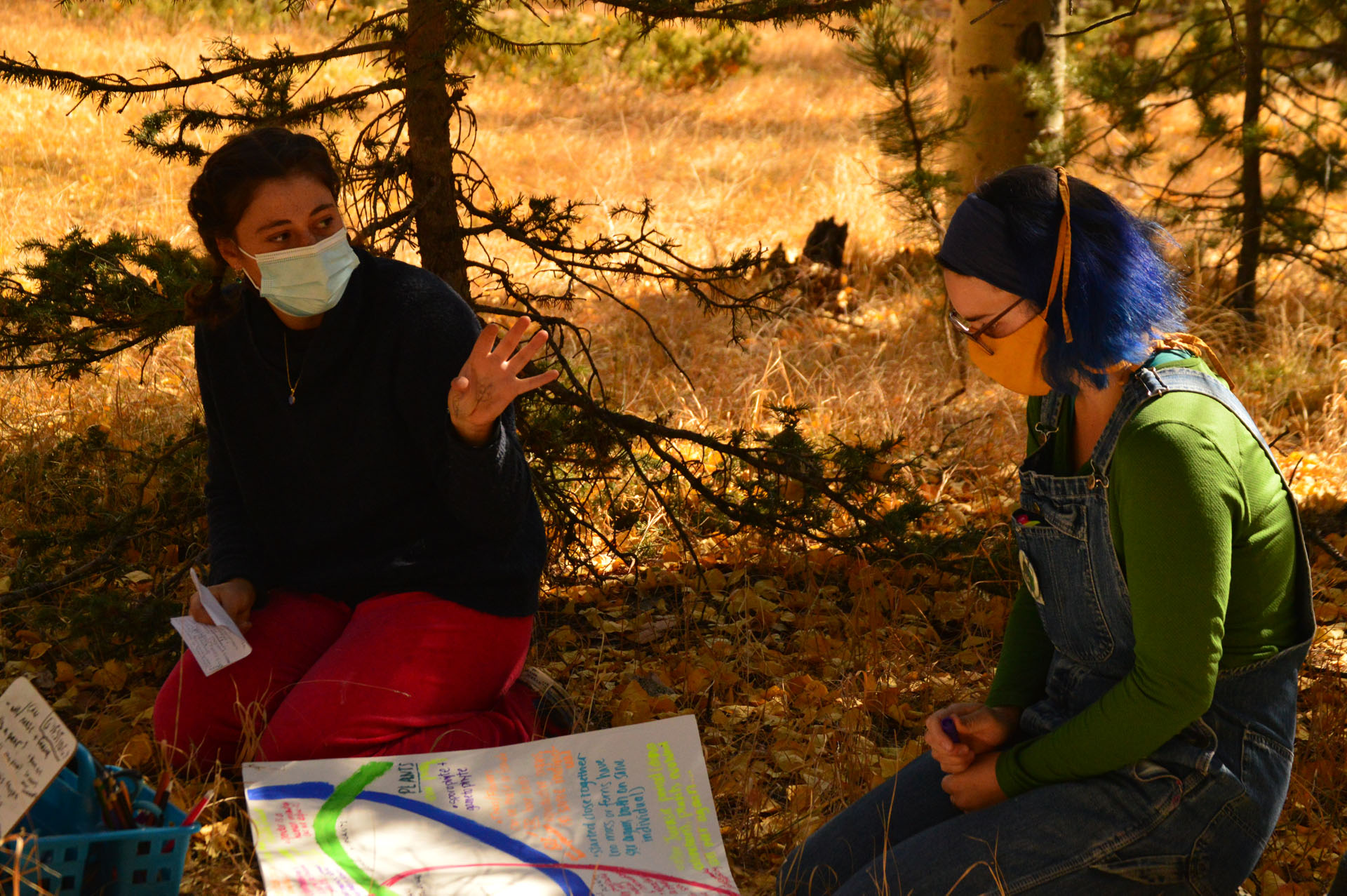 <strong>Tessa DeRose ‘22</strong> leads an outdoor lesson plan while TREE Fellow <strong>Ali McGarigal ‘19</strong> observes. Photo by <strong>Juan Miguel Arias ‘12</strong>.