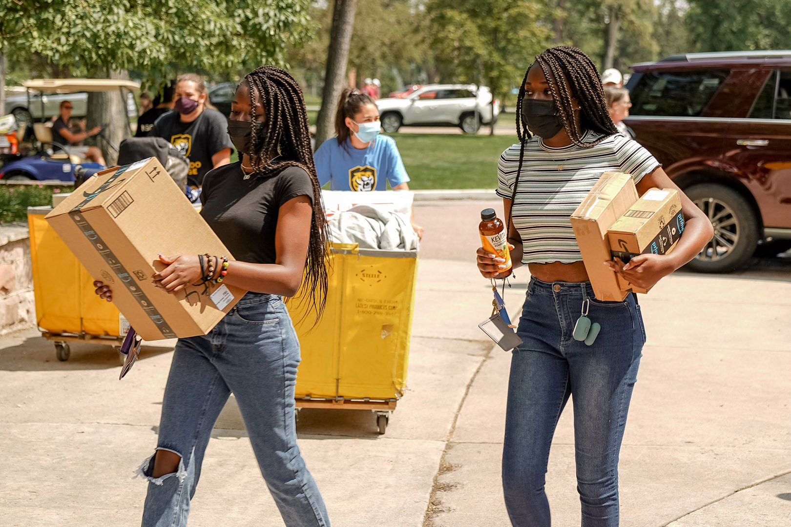 New Colorado College students move into their residence halls. Photo by Gray Warrior