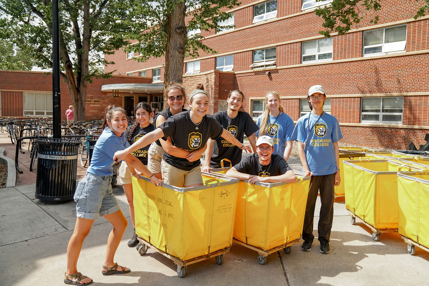 Current students and RAs welcome new students and help with move-in. Photo by Gray Warrior