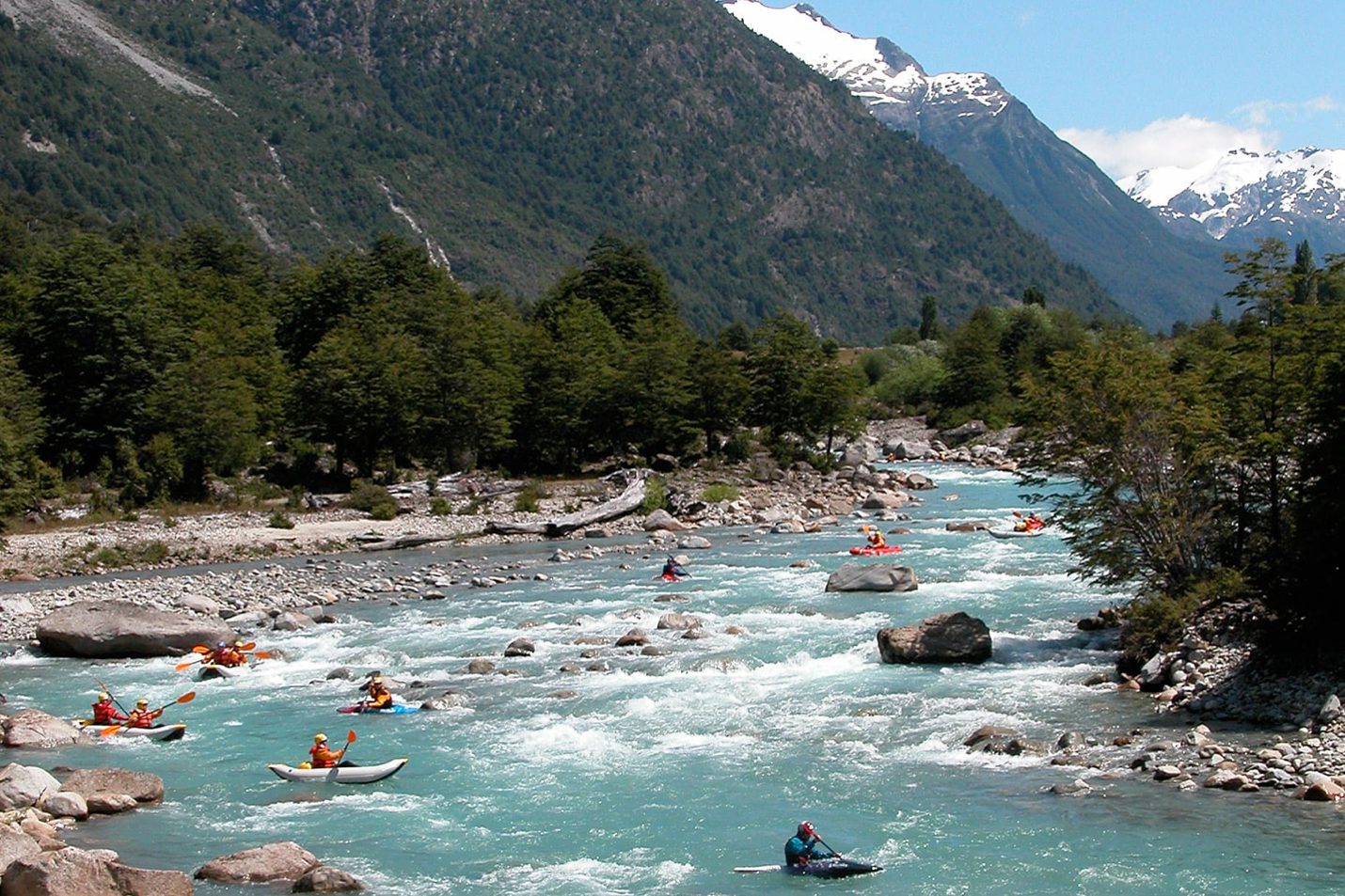 Several Kayaks on the Futaleufú river.