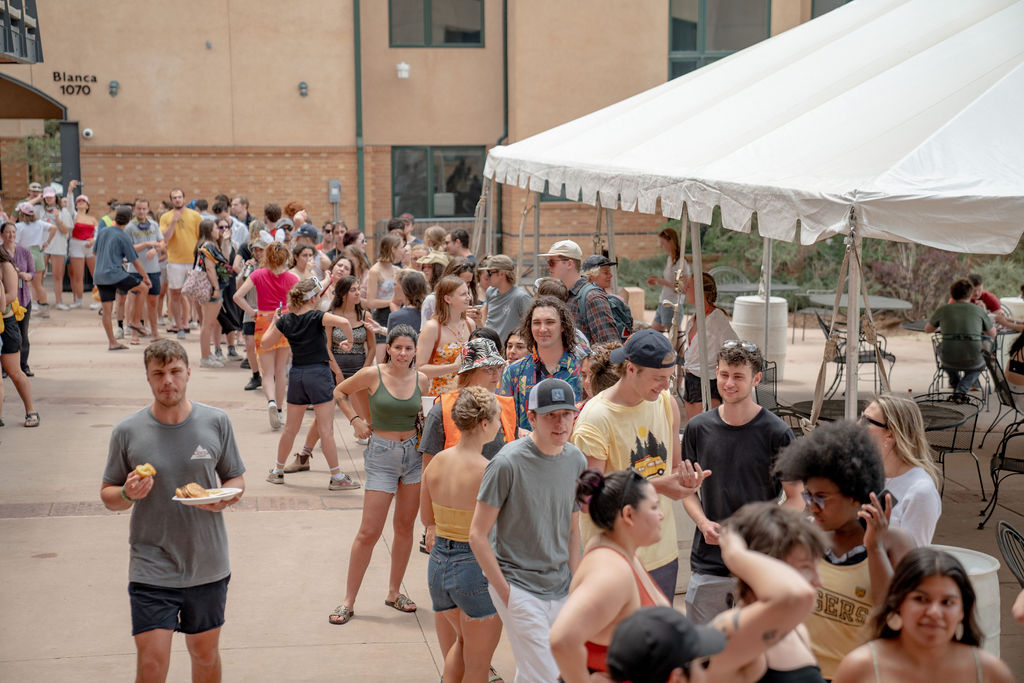 A long line of students waiting for food at the senior BBQ <span class="cc-gallery-credit">[Gray Filter Photography ]</span>